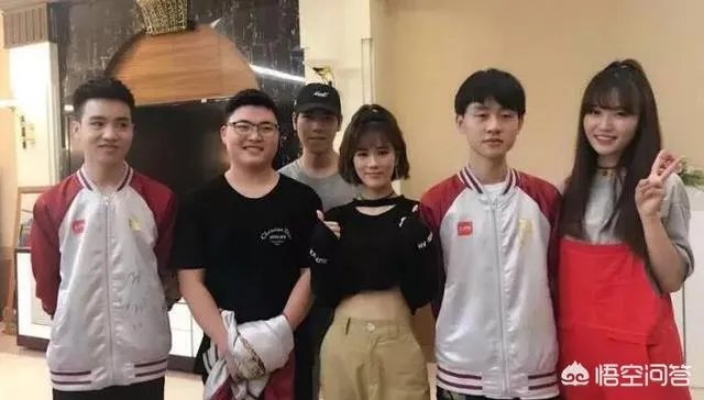 RNG仅有三人录制天天向上，蔡徐坤粉丝发放RNG宣传资料，你怎么看？