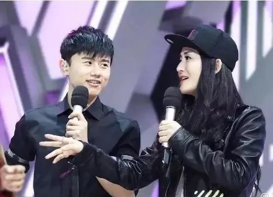 谢娜挺超大孕肚现身深圳，张杰紧随呵护爱妻，他们的感情为何一直这么好？