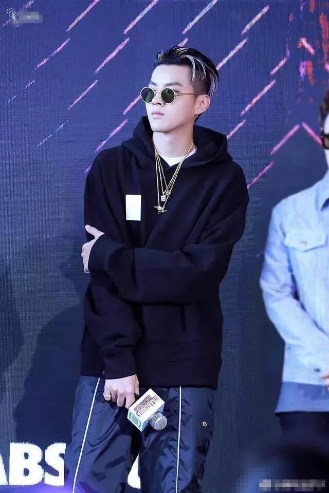 丁俊晖网吧玩游戏上热搜，娱乐圈有哪些喜欢“泡网吧”的艺人？