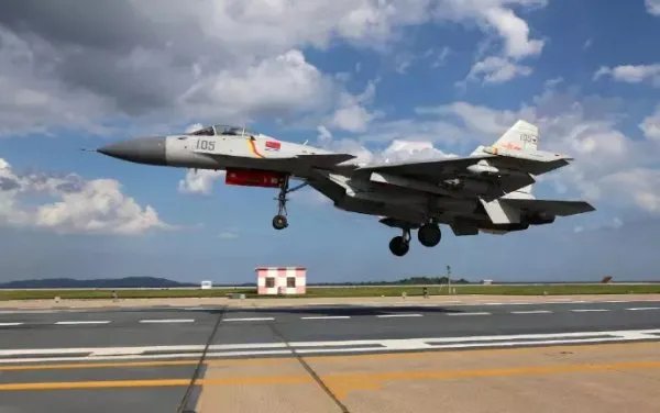 歼15航母起降全过程细节震撼画面，网友对此有何评价？