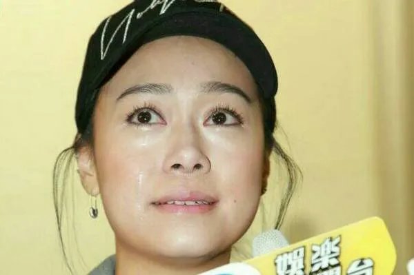 知情人曝黄心颖在美国打工收入差，只能回港讨生活 ，她真的走投无路？