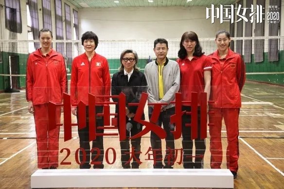 巩俐探班中国女排训练！为演好教练郎平认真做笔记