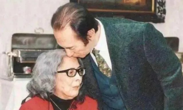 赌王原配长子女儿参加葬礼吗?