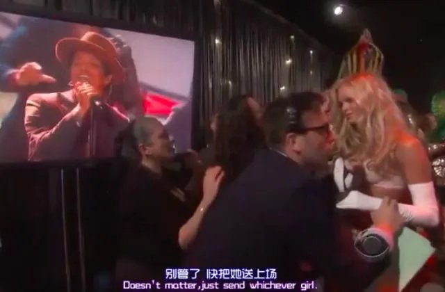 #维密大秀#奚梦瑶走秀不小心摔倒了？好心疼！维密秀上还出现过哪些意外？