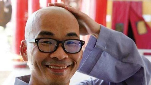 中国首个“剃度出家”的富豪老总，隐居深山11年，家人拒绝相认，为何？