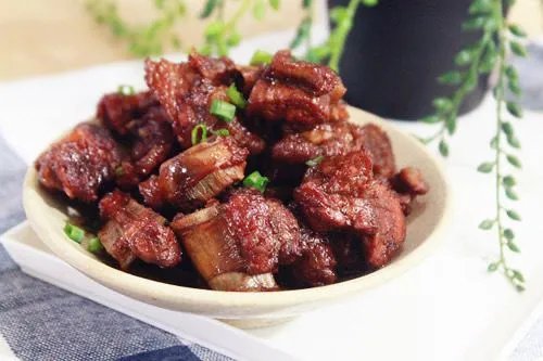 男子团购五斤排骨，煮熟后表面呈鸡皮状！这究竟是排骨还是鸡肉？如何辨别