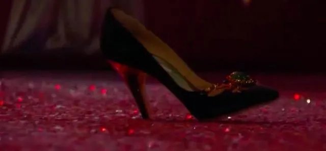 #维密大秀#奚梦瑶走秀不小心摔倒了？好心疼！维密秀上还出现过哪些意外？