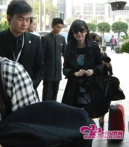 周慧敏亮相显清纯