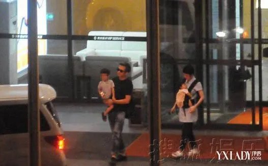 邓超孙俪携儿女现身机场全家走贵宾通道避骚扰