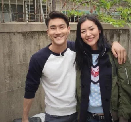 崔始源送刘雯戒指 两人疑似假戏真做