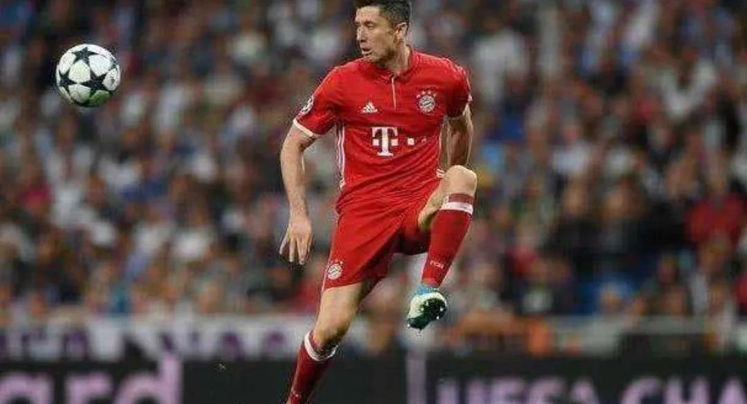 德甲比赛中莱万上演完美帽子戏法，如何评价他的球技？