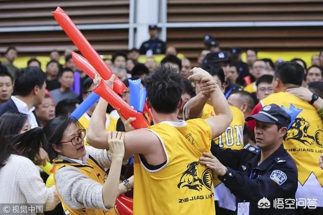 季后赛广厦无缘四强，比赛中球迷突然爆发冲突，打架者被带离球场，当时发生了什么？