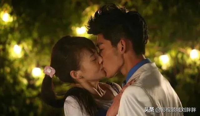 看电视剧时，有没有遇到跟家人一起看到吻戏的尴尬画面？怎么处理较好？