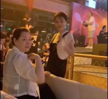 赵本山网红女儿高调曝光妈妈捧场，儿子为何却几乎从不抛头露面？