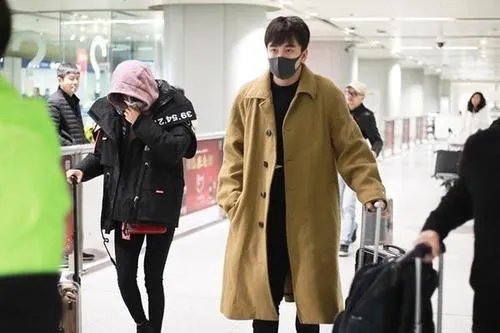 为什么翟天临学术造假风波后现身机场,无粉丝接机显冷清,生活依旧奢华?