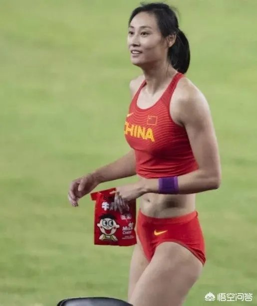 中国撑杆跳女神李玲夺冠后,明目张胆的给裁判和工作人员发糖,对此你怎么看?