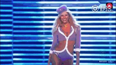 主持节目时高跟鞋掉了怎么办？