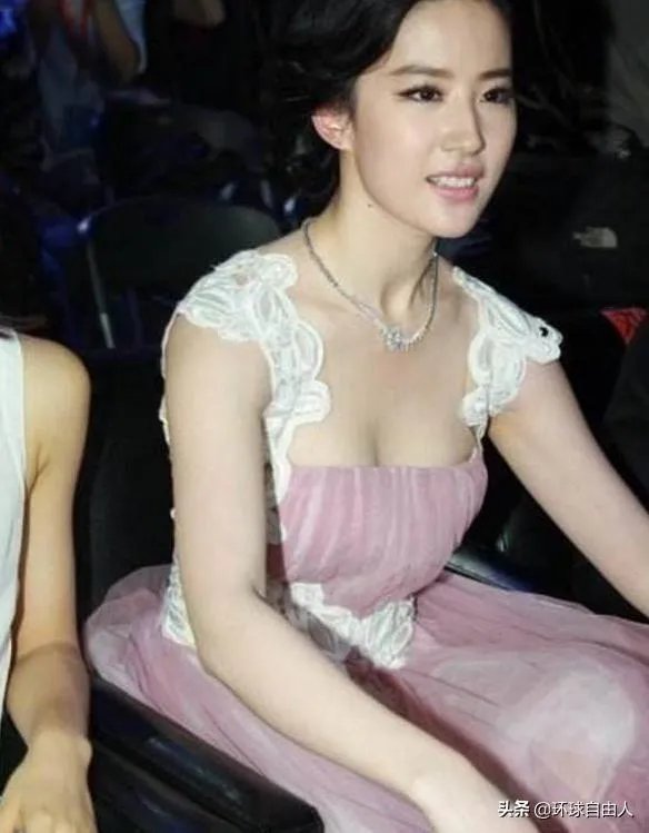 刘亦菲居然瘦出了排骨胸，身材傲人的天仙事业还有高光时刻吗？