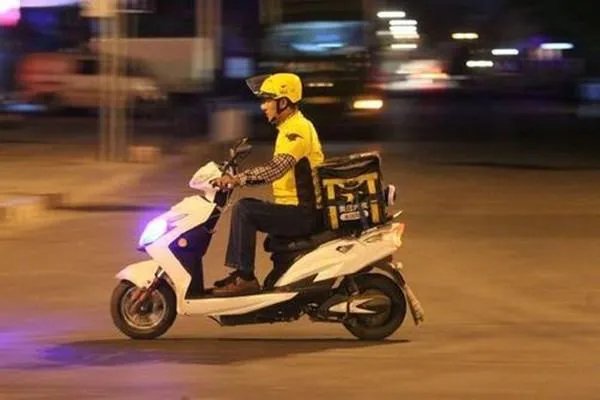 外卖员崩溃砸东西遭店家殴打，外卖员先动手，为何大家却说店家无情？