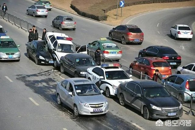 高速路上行驶的几十辆车撞在了一起，责任该怎么划分？