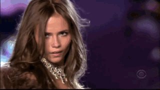 主持节目时高跟鞋掉了怎么办？