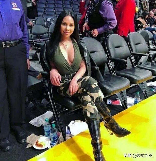 美媒爆出库兹马与前女友复合，并且坐在了斯台普斯场边，而球迷直呼太火辣，你怎么看？