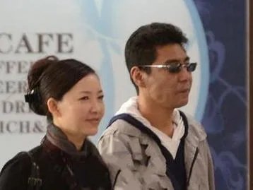 屠洪刚现任妻子个人资料 屠洪刚现任妻子照片图 屠洪刚现任妻子小