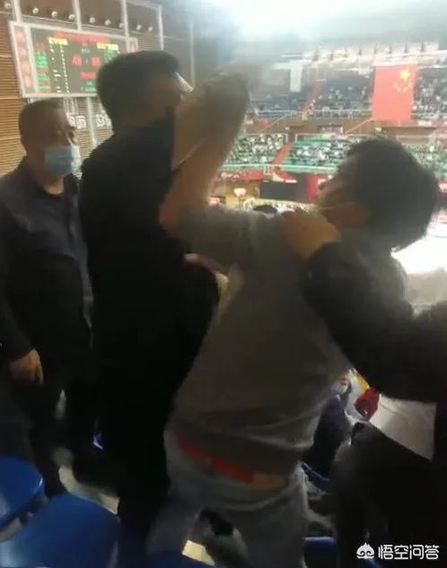 季后赛广厦无缘四强，比赛中球迷突然爆发冲突，打架者被带离球场，当时发生了什么？