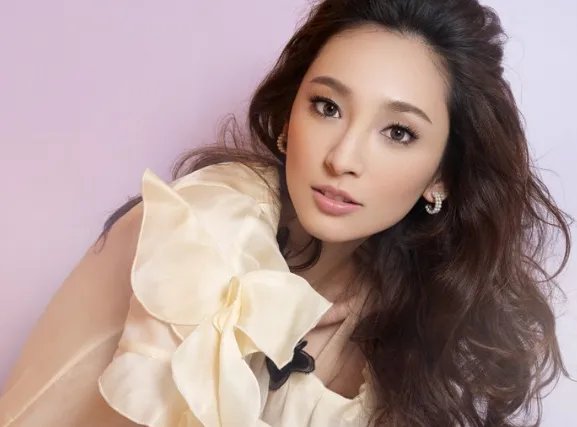 吴佩慈为嫁豪门6年连生4胎，为何41岁依然未婚 ？