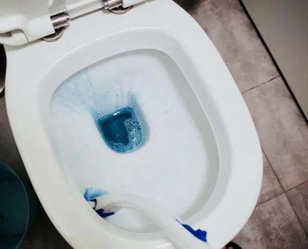 济南一女子公司内上厕所马桶爆裂，碎片划伤女子腿部，后来怎样？