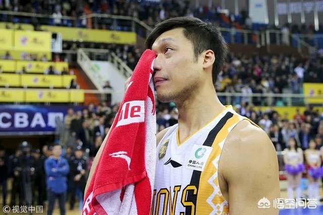 季后赛广厦无缘四强，比赛中球迷突然爆发冲突，打架者被带离球场，当时发生了什么？