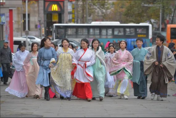 汉服重新亮相街头 汉服应该什么样包含怎样的特征