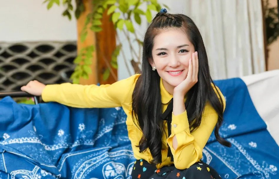 谢娜挺超大孕肚现身深圳，张杰紧随呵护爱妻，他们的感情为何一直这么好？