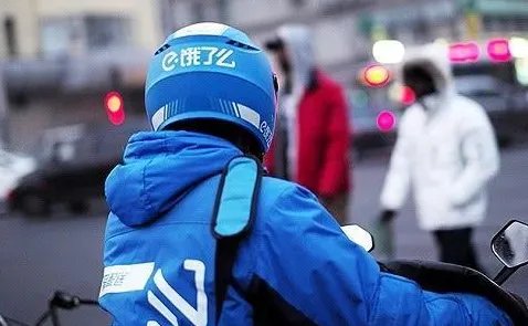 骑手出车祸躺地打电话求顾客谅解，你如何看待他的职业素养？