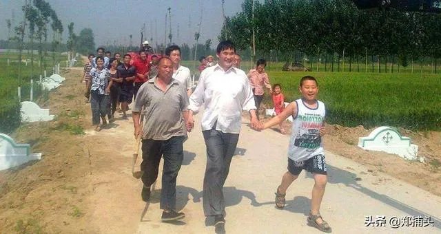 如何看待大衣哥朱之文家门被村民踹开?