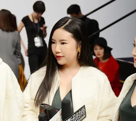 纪敏佳月亮之上深情献唱 全新演绎歌曲的稳重大气