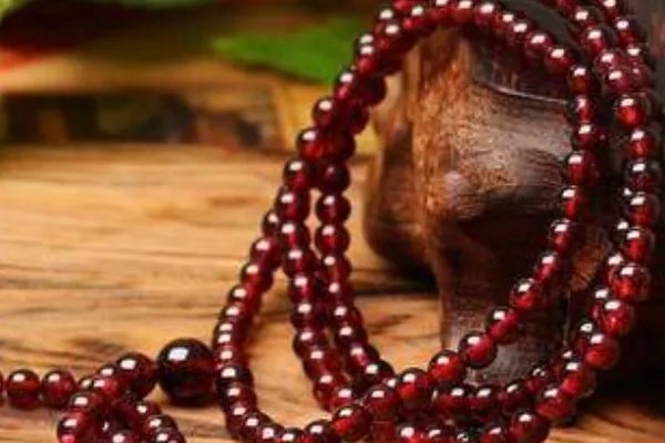 石榴石戴哪只手比较好？有什么说法么？