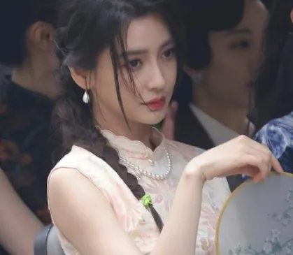 baby生娃后身材似少女，小码旗袍还要靠别针撑住，你怎么看？