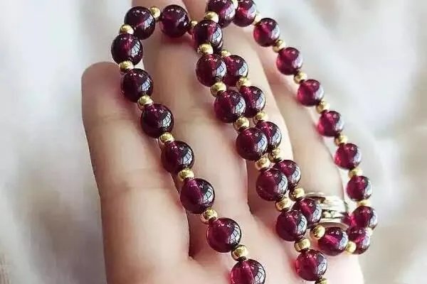 石榴石戴哪只手比较好？有什么说法么？