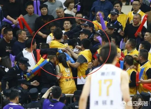 季后赛广厦无缘四强，比赛中球迷突然爆发冲突，打架者被带离球场，当时发生了什么？