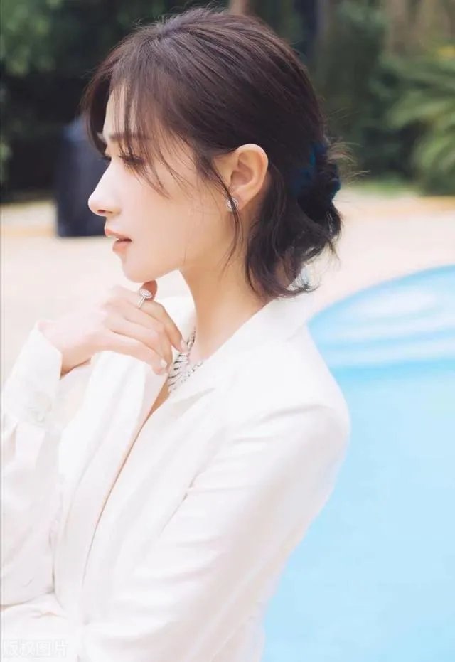 《乘风破浪的姐姐里面，为什么万茜那么受女明星的欢迎？