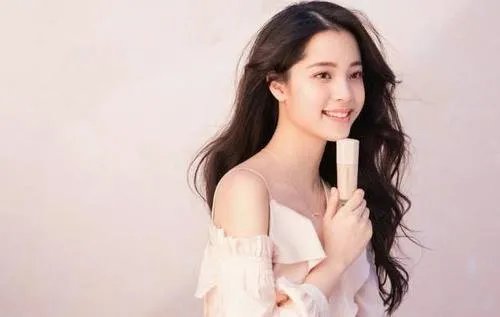 欧阳娜娜玫瑰金发色青春靓丽，你有想染的发色吗？