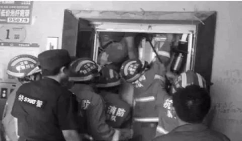修电梯为何被卡致死呢？