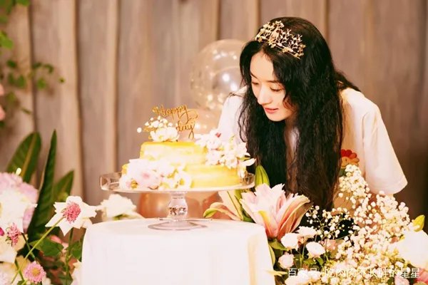 冯绍峰牵着赵丽颖散步自觉走外侧，有没有酸到网友？