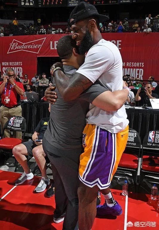 卢克沃顿正式下课了，那么谁会成为紫金军团的主帅？不会又是泰伦卢吧？