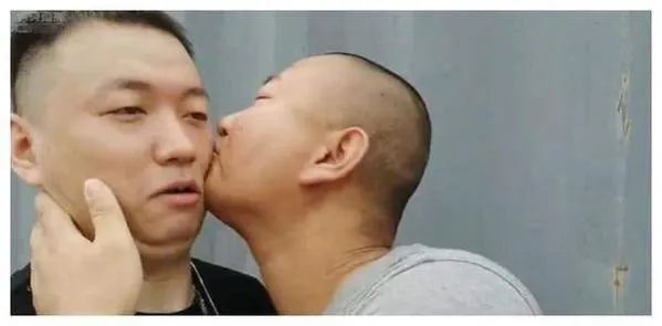 如何看待giao哥亲药水哥的行为？是在博眼球吗？