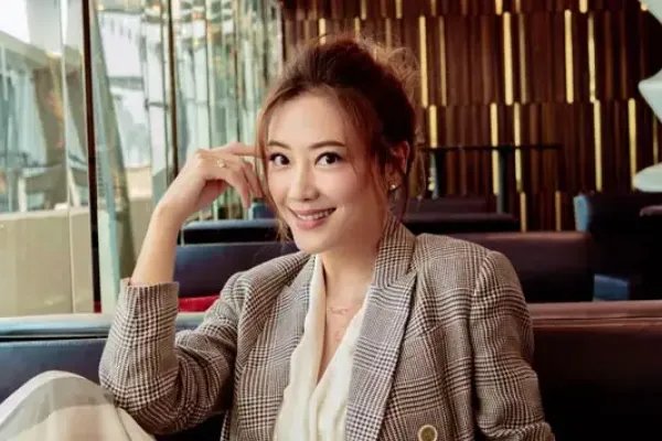 应采儿晒出和两个儿子的合影，Jasper与妈妈十指紧扣，家庭氛围如何？