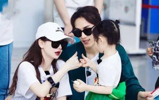 金瀚把手搭在戚薇的肩膀上，二人在生活中关系怎样？