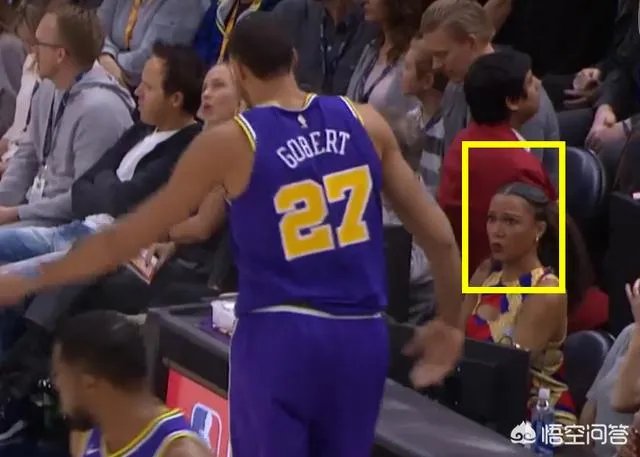 戈贝尔推倒哈登被吹犯规，打翻技术台的物品，遭裁判驱逐出场，哈登这球假摔了吗？