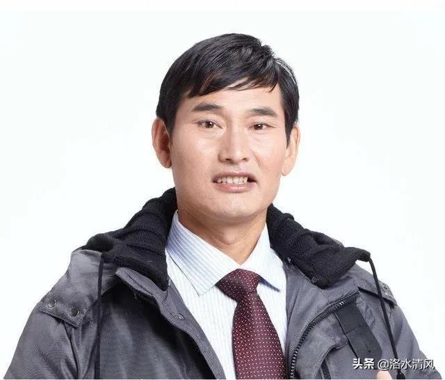 如何看待大衣哥朱之文家门被村民踹开?